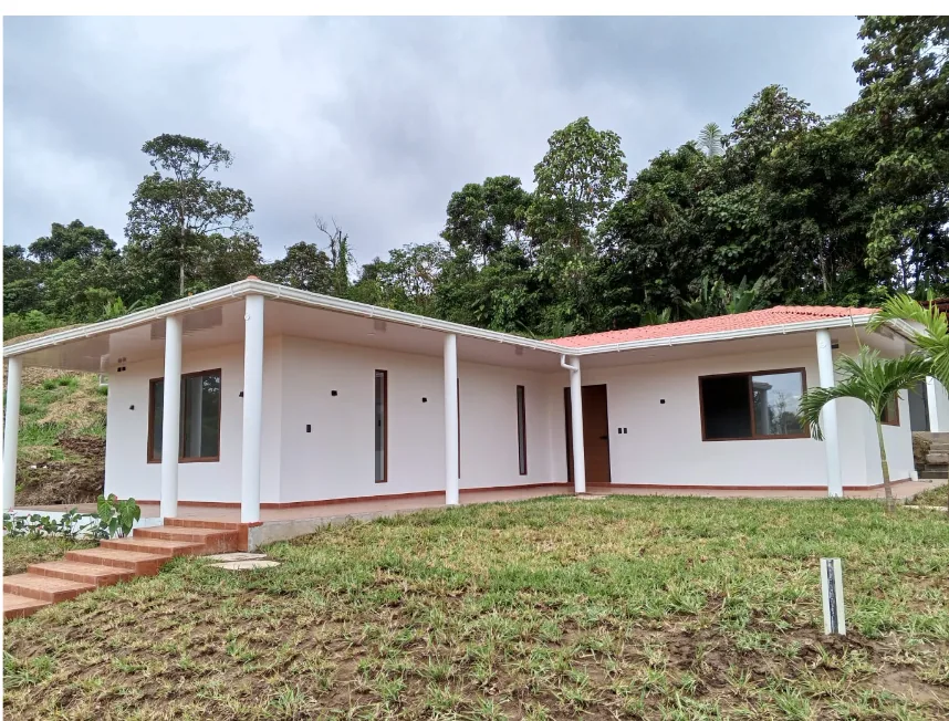 Vivienda de una planta con cubierta de teja y portal, entregada por J&B Constructora